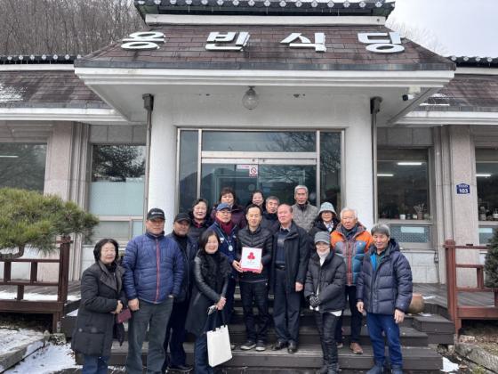 양산면 지역사회보장협의체, ‘용빈식당’에 착한가게 현판 전달 이미지