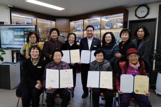 영동군, 충북 성인문해교육 시화전 수상자 격려 이미지