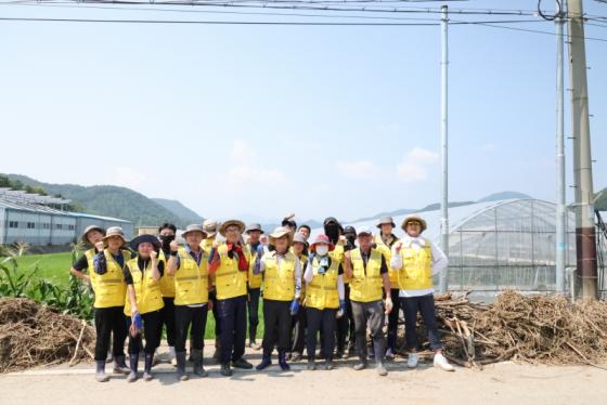 영동군체육회, 수해 복구 위해 구슬땀 이미지