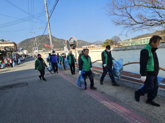 황간면 새마을협의회, 설맞이 국도변 도로 환경정화 활동 이미지