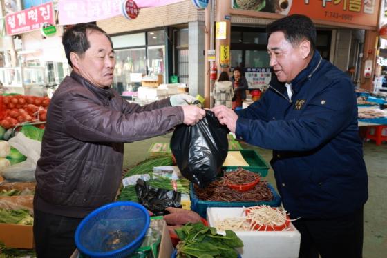 영동군, 설 맞이 전통시장 장보기 행사 전개 이미지