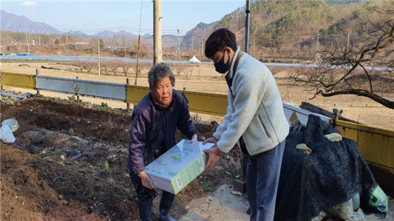 2020.12.04.영동읍 맞춤형복지팀에 익명의 기부천사가 독거노인가구 계층을 위한 의료기 전기매트 50개 기증! 익명의 기부자는 고향이 영동이라고만 밝히며 관내에 거주하고 있는 독거노인 가정을 위해 사용해 달라고 말했다. 또한 이번 기회를 통해 고양인 영동이 나눔과 기부 문화가 더욱 확산 되기를 기대 한다며 지속적인 기부의사를 밝혔다. 이미지