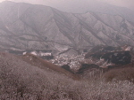 황악산 정상에서 내려다본 갱골(지통마)마을과 민주지산 이미지