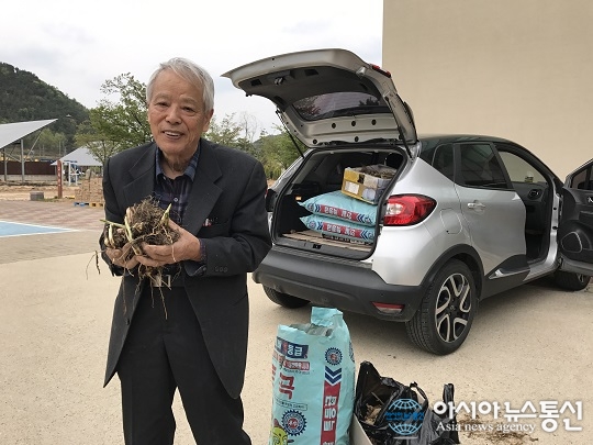 충북 영동 김동흔씨, 노근리평화공원에 칸나·다알리아 기증 이미지