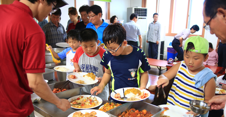 사진16/하루 일정을 끝내고 준비된 저녁식사를 하러 온 아이들. 이곳에 마련된 음식은 마을 부녀회 회원들이 직접 요리한다. 뷔페식으로 식사량과 취향에 따라 골라서 먹을 수 있다.