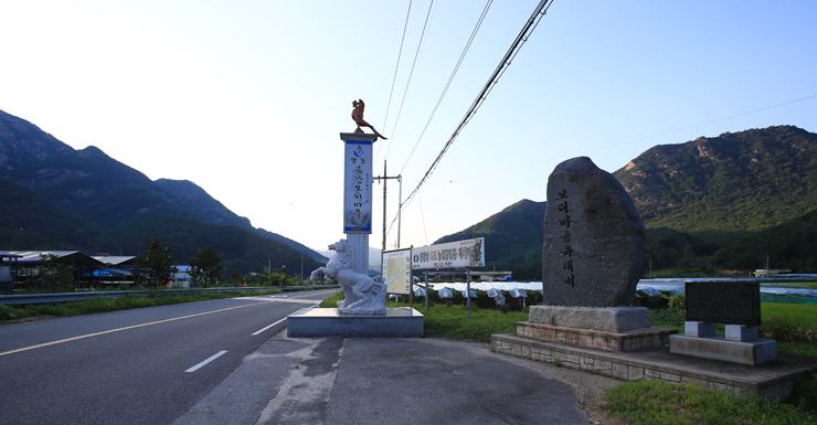 사진23/왼쪽에 보이는 산이 마을의 서쪽을 감싸고 있는 갈기산이다. 비봉산보다 난이도가 높다.