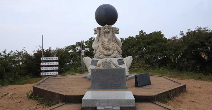 사진23/삼도봉 정상의 삼도대화합탑. 이곳에서는 매년 10월 10일에 충청북도 영동군, 전라북도 무주군, 경상북도 김천시가 모여 삼도봉 행사가 열린다. 삼도의 문화를 활발하게 교류하고 지역간 화합을 위하여 세웠다. 산신제·삼도 풍물놀이·터울림 사물놀이 등의 민속행사가 펼쳐지는 곳이다.