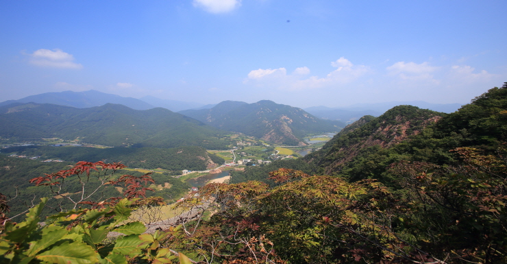 사진24/4봉 정상부의 능선길에서 뒤를 향해 바라본 풍경. 4봉에서 5봉을 가자면 산줄기가 동북쪽으로 휘어돌기 때문에 동쪽으로 월유봉이 조망된다.