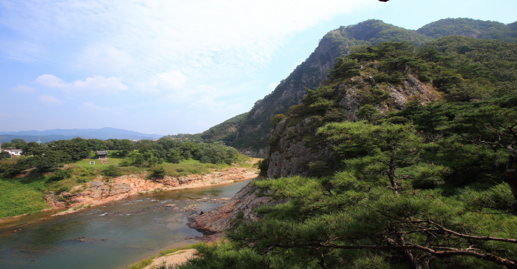 사진31/냉천정에 올라 바라본 월류봉. 기암절벽이 힘차다.