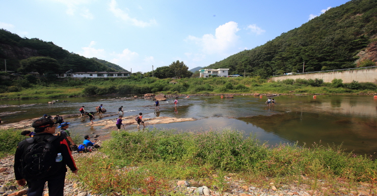 사진32/냉천정을 끝으로 산행을 마무리하는 탐방객들. 등산화와 양말을 벗어들고 냉천을 건너는 풍경이 이채롭다.